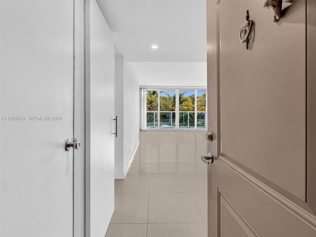 Foto del edificio - 100 Bayview Dr