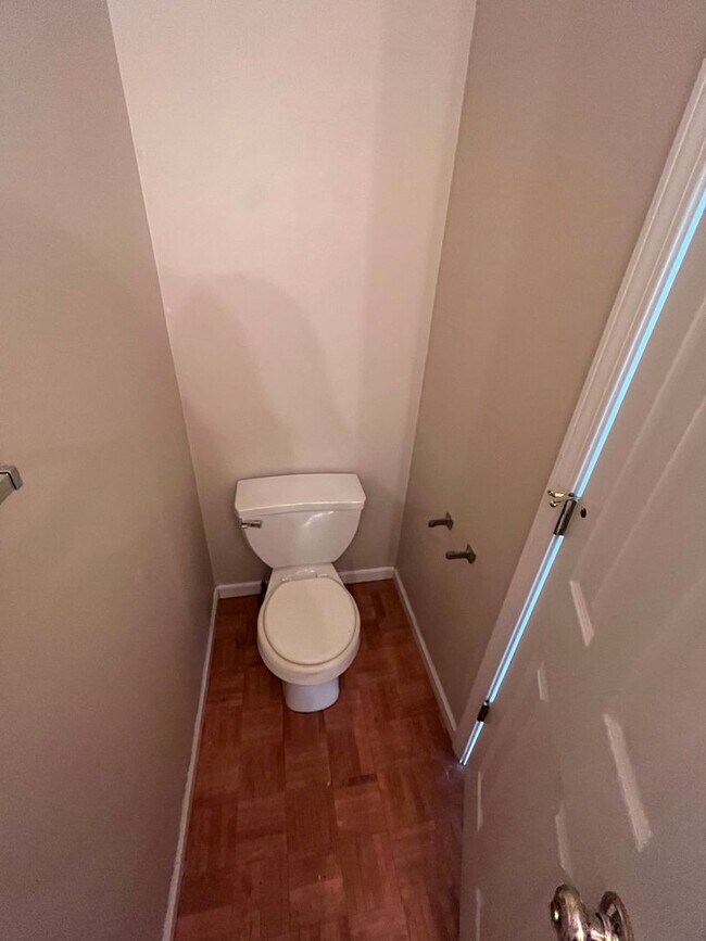 Building Photo - 3 Bedroom, 2.5 Bathroom Duplex