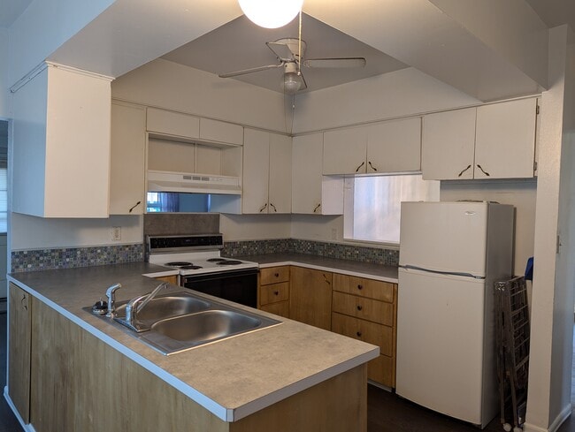 Kitchen with ceiling fan - 9505 E Broadway Ave