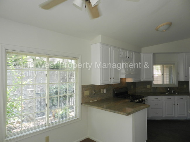 Building Photo - 6361 N Skyline Ct