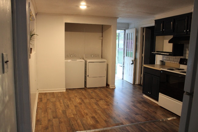 Building Photo - 225 Bland St