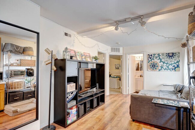 Foto del edificio - 1627 N Winchester Ave