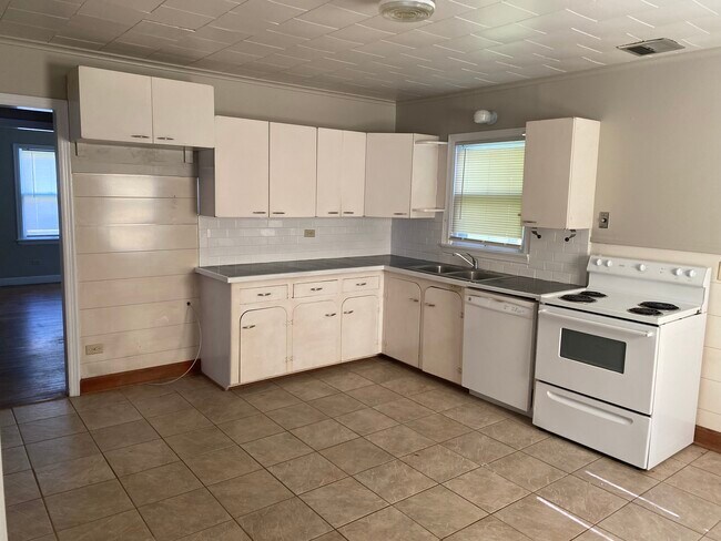 Kitchen - 803 Alice St