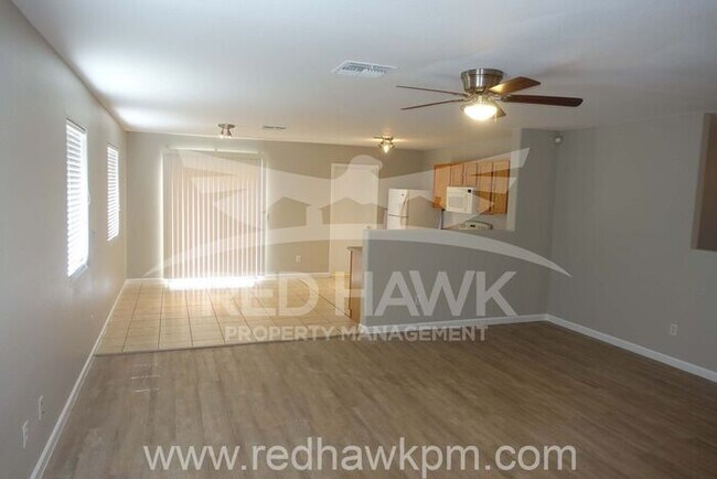 Foto del edificio - Freshly Painted Three Bedroom, Two Bathroo...