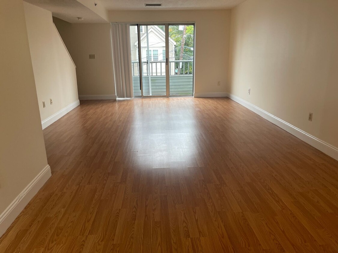Clean and Spacious Studio Hardwood, Bay wi... - Clean and Spacious Studio Hardwood, Bay wi...