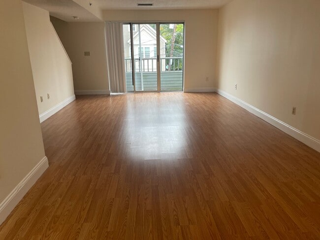 Clean and Spacious Studio Hardwood, Bay wi... - Clean and Spacious Studio Hardwood, Bay wi... House