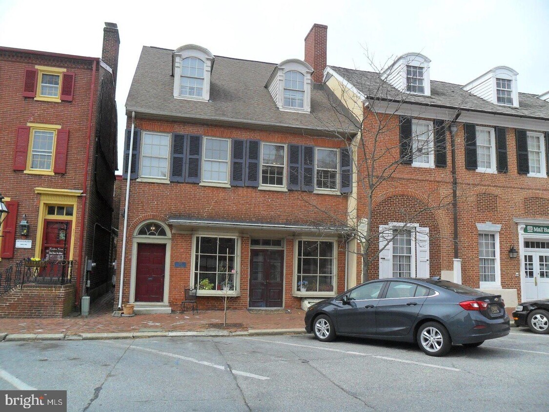 Primary Photo - 208 Delaware St
