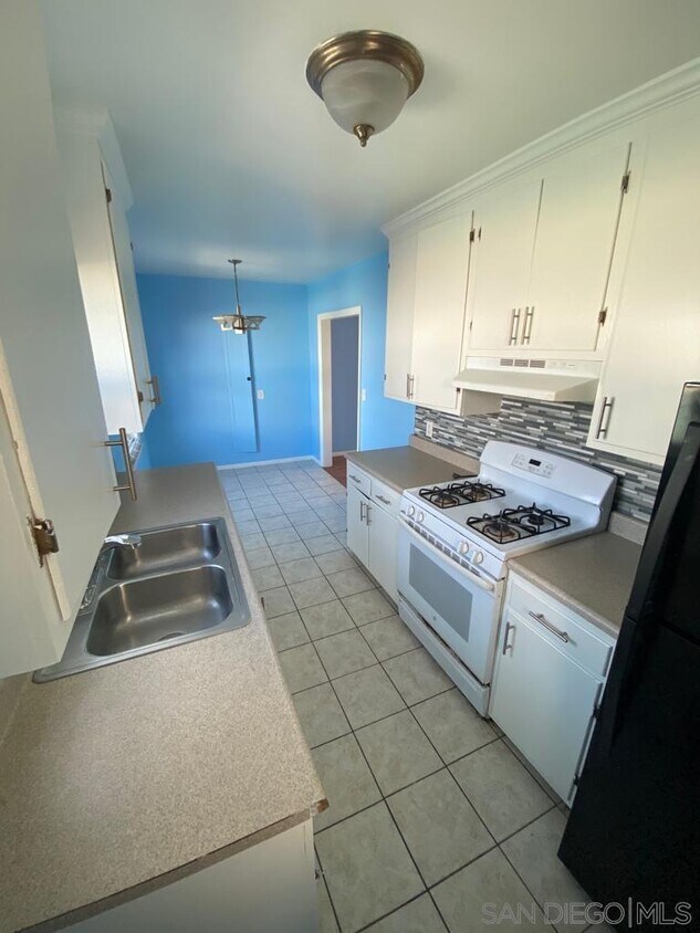 Primary Photo - 632 A Ave