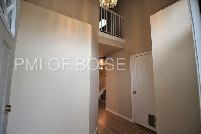 Building Photo - 5905 N Cobbler Ln