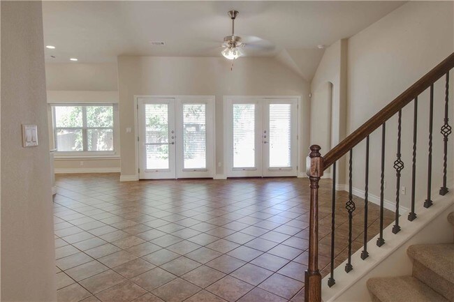 Building Photo - 252 Summer Pointe Dr