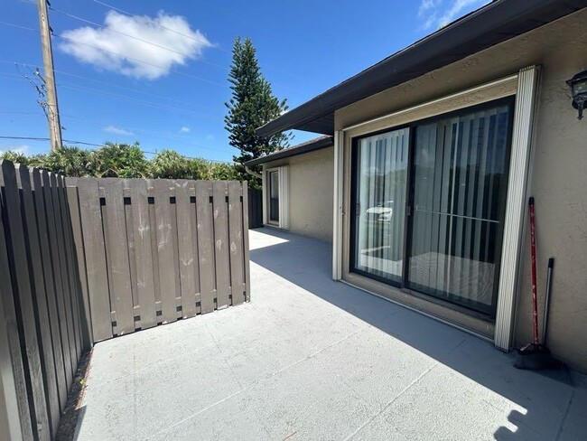 Foto del edificio - 725 Sunny Pine Way
