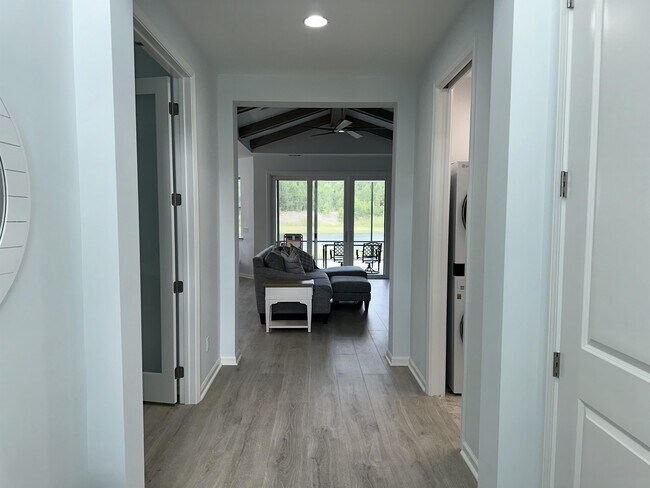 Building Photo - 1027 Parrot Ave