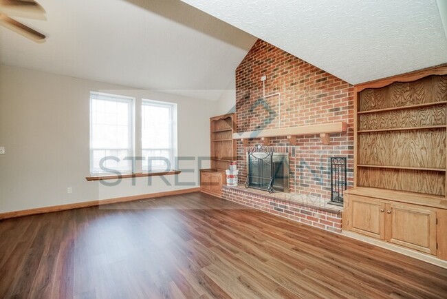 Building Photo - REDUCED!