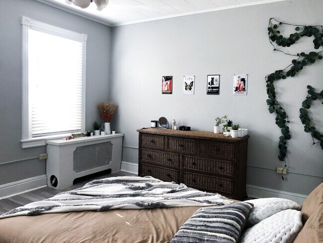 Building Photo - Off-Campus Student Housing Available Augus...