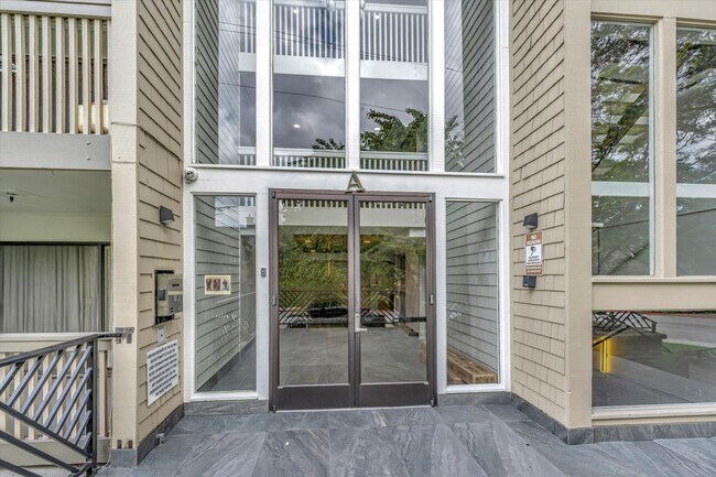 Foto del edificio - Main Floor Condo in Old Mill Community