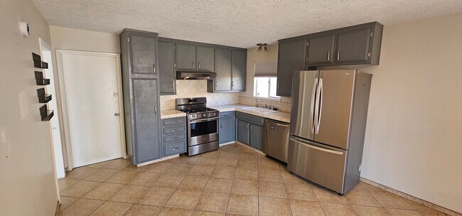 Foto del edificio - 812 Kinnett Ave