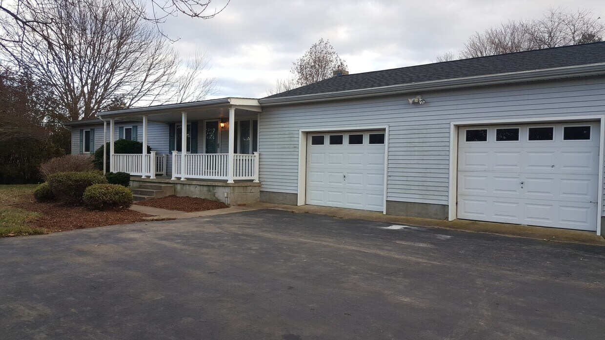 Foto principal - Beautiful 4 Bedroom 2 Bathroom Rancher in ...