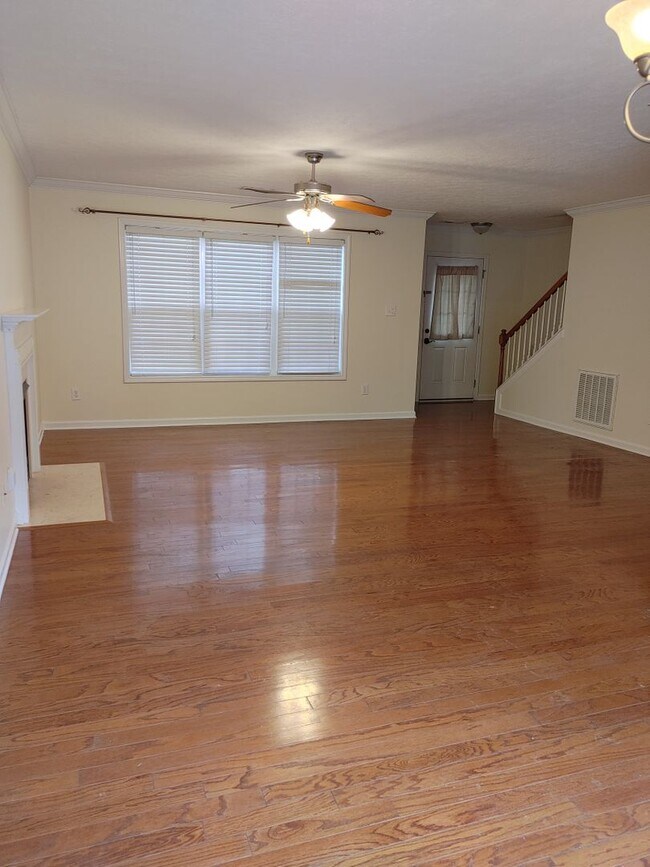 Building Photo - West Knoxville 37909 - Beautiful & newly remodeled with 4 bedroom, 3.5 baths - Call Sharon Arnwin...