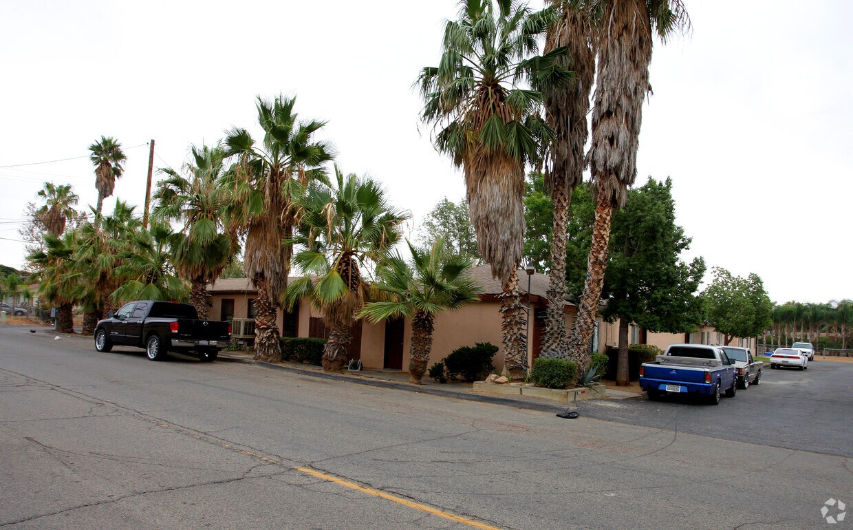 Foto del edificio - 9470-9492 Ben Nevis Blvd
