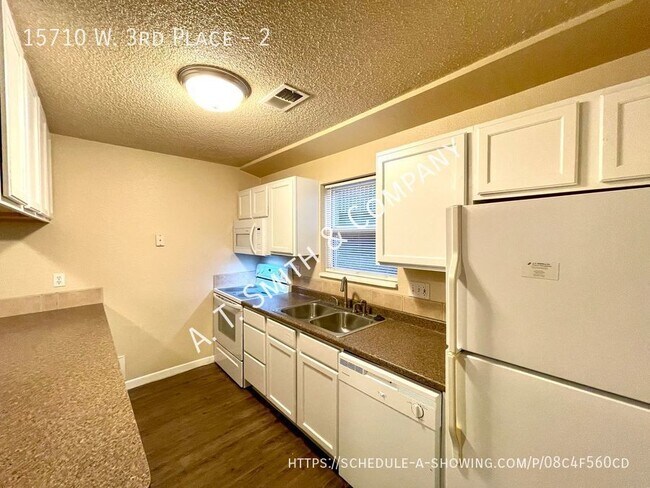 Building Photo - Golden 2 Bedroom Apt. With Storage And Off...