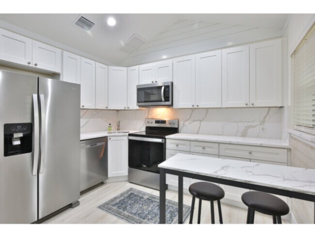Building Photo - Renovated 1/1 Apartment in Downtown Sarasota
