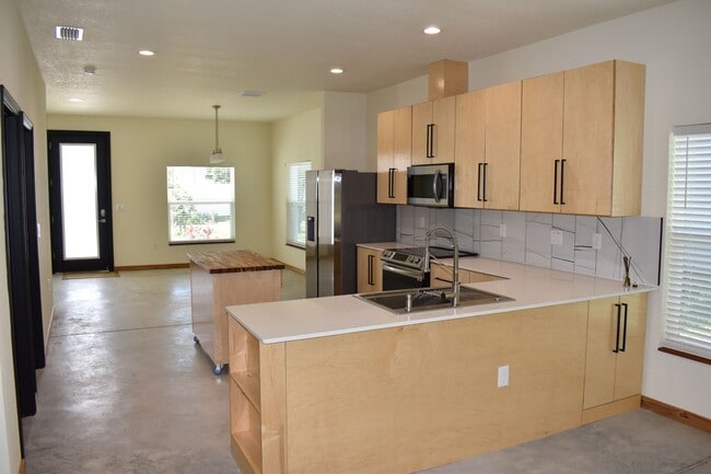 Building Photo - 780 8th Ave NE