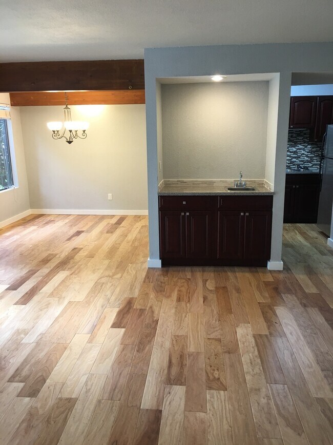 Building Photo - Spacious Clean 3 bdrm minutes to Microsoft