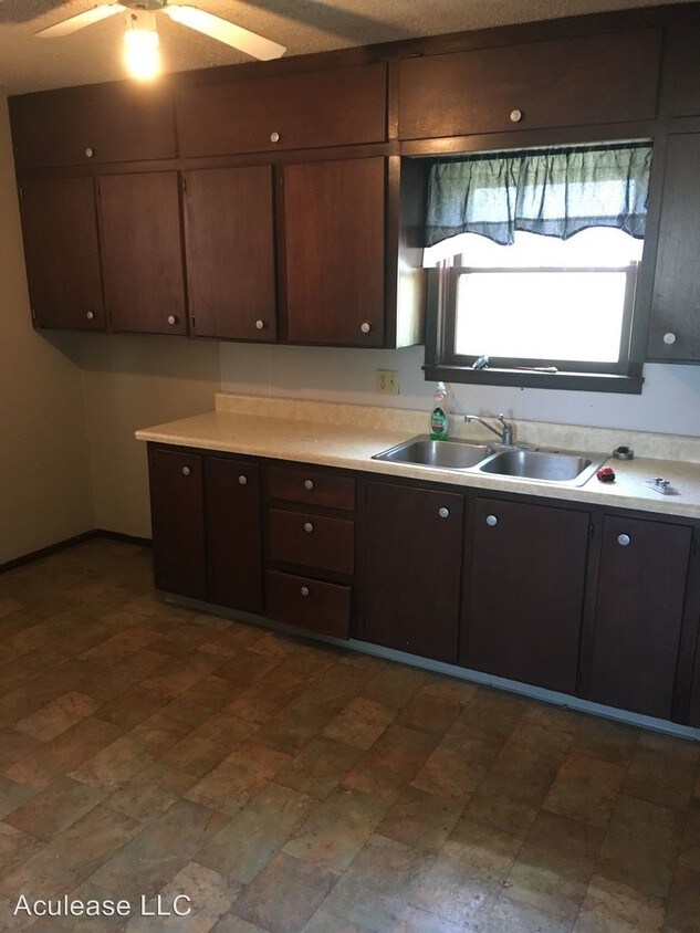 1201 Hoch St, Moundridge, KS 67107 Room for Rent in Moundridge, KS