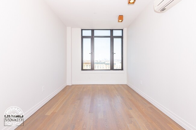 Building Photo - 1141 Willoughby Ave