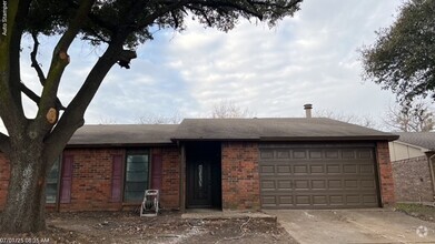 Building Photo - 614 Live Oak Dr