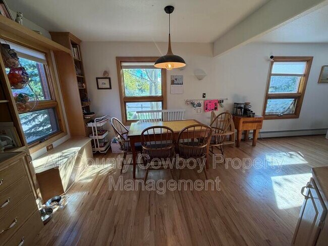 Foto del edificio - 328 E Stuart St