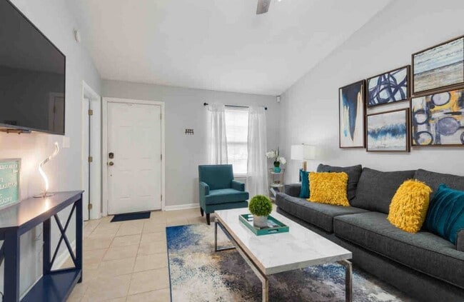 Building Photo - Renovated 2 bedroom Unit
