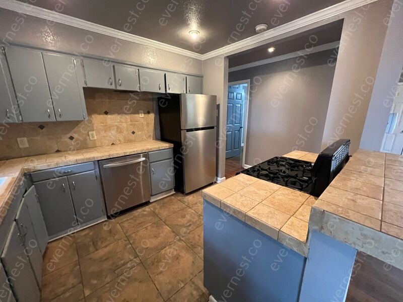Primary Photo - 2 Woodcliff Cir