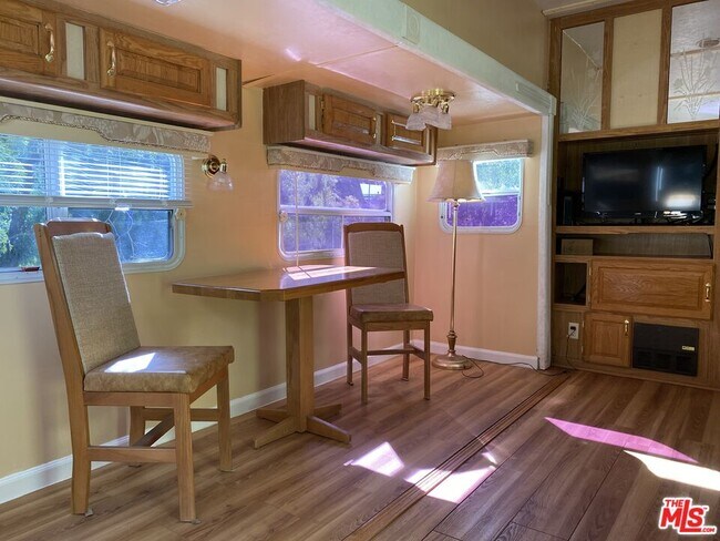 Foto del edificio - 2442 Old Topanga Canyon Rd