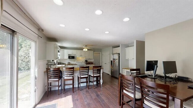 Building Photo - 700 Trimmer Dr