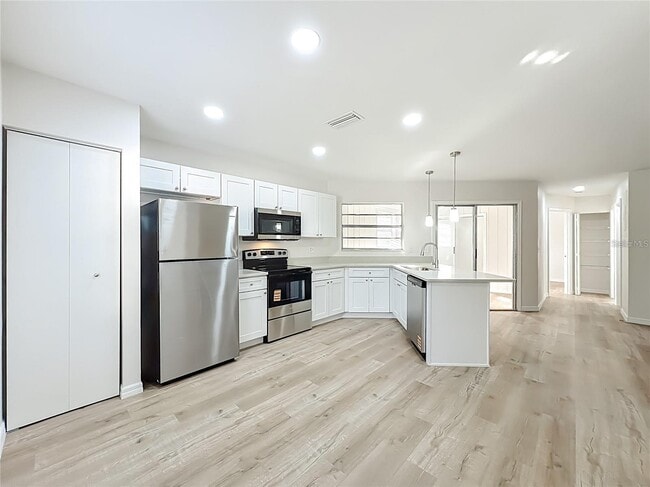 Building Photo - 201 Fern Ct