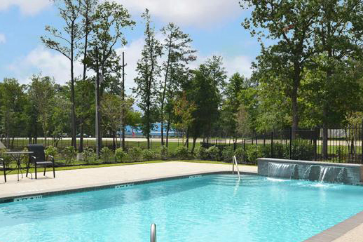 Hermosa piscina con cascada - Woodside Manor