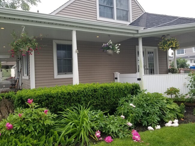 Side of House - 207 Jefferson Ave