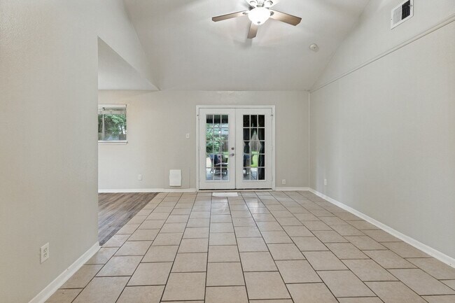 Foto del edificio - 2623 Foliage Green Dr