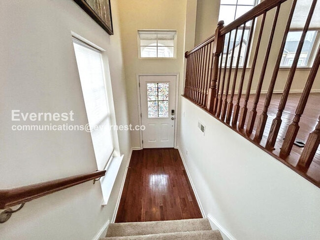 Building Photo - Spacious Town Home with Attached Garage and Modern Amenities
