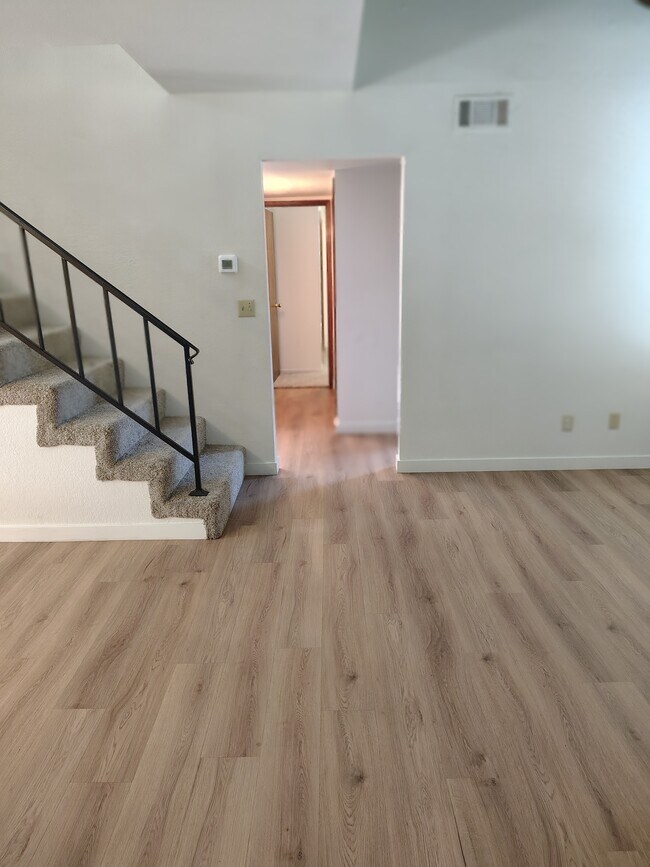 Sala de estar/Escaleras - 1100 S Edison St