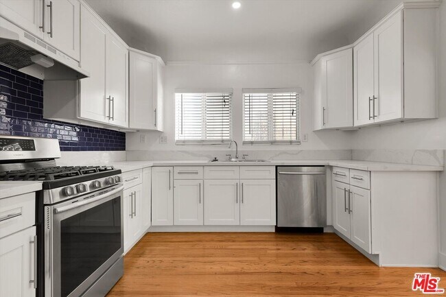 Foto del edificio - 858 1/2 S Gramercy Pl