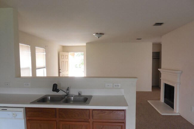 Building Photo - 3 bed, 2 bath home in Crowley