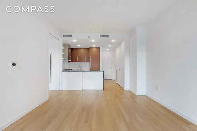 Foto del edificio - Chelsea 1 Bed W/D &amp; Balcony $6800