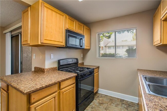 Foto del edificio - Updated 2 Bedroom 1.5 Bathroom condo in a ...