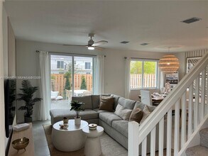 Building Photo - 655 SE 13th St Cir