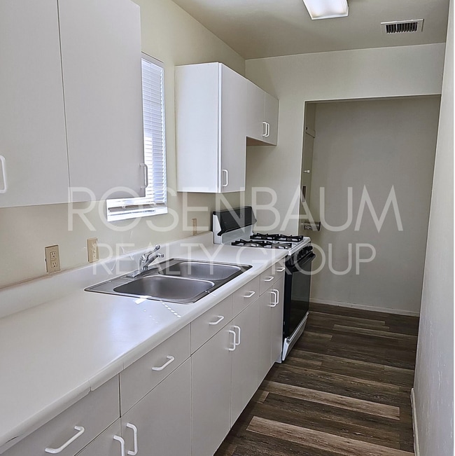 Building Photo - Charming 1-bedroom, 1-bath duplex apartmen...