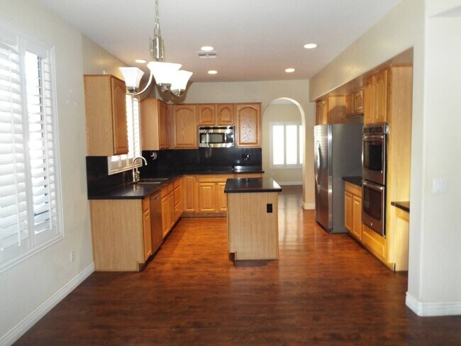 Building Photo - STUNING GILBERT 5 BEDROOM