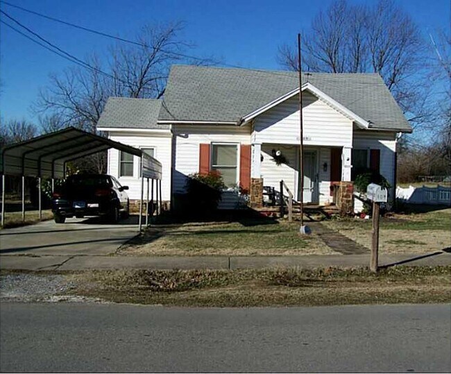 Foto del edificio - Nice VINTAGE 2 Bedroom, 2 Bath& Bonus room...