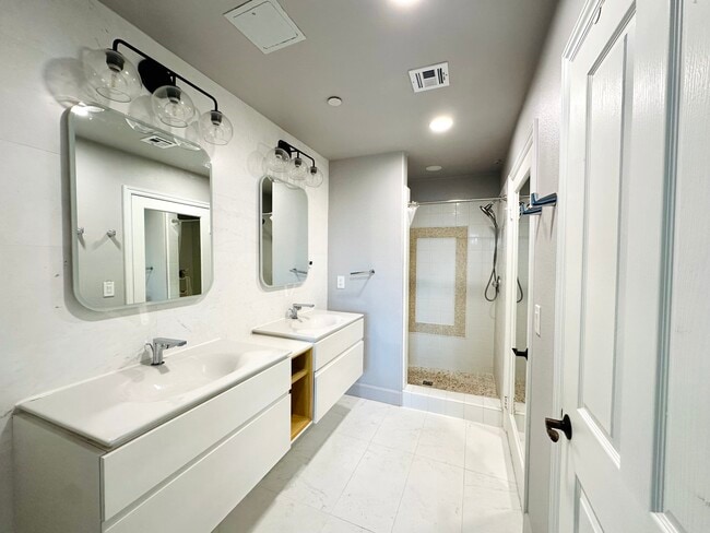 Building Photo - 12975 Agustin Pl
